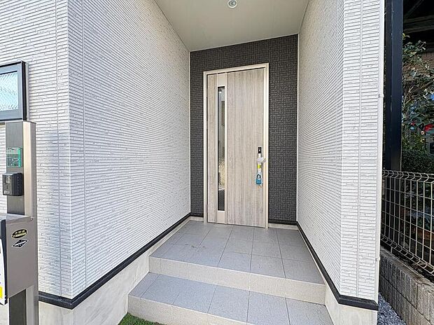 【玄関】玄関まわりに屋根のある造りで、雨の日でも荷物の出し入れがしやすい設計です。