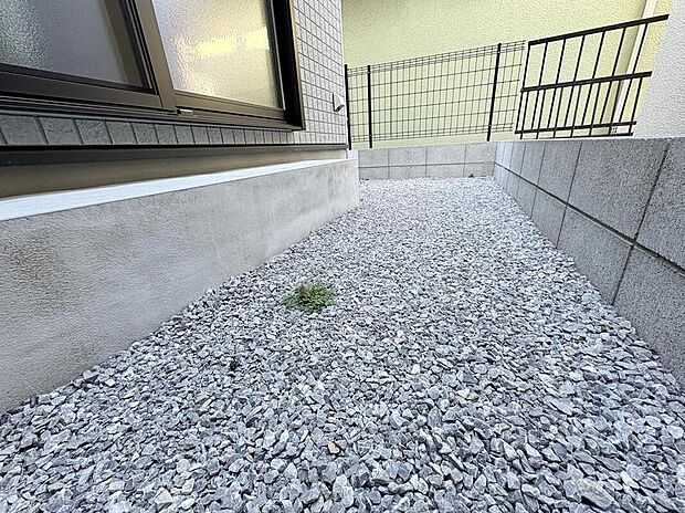 【庭】人目が気になりにくい配置のお庭で、プライベート感のあるアウトドア空間を楽しめます。