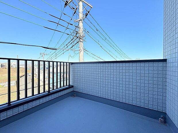 【バルコニー】風通し・日当たりともに良好で、周辺に高い建物もなく、視界も開けています。
