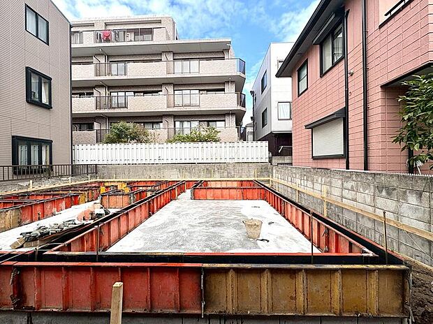 【現地外観写真】陽当り良好な好立地に建つ新築。着々と進む基礎工事に、理想の暮らしへの期待が膨らみます！