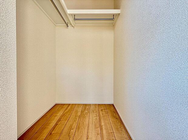 【収納】適度な奥行きのあるクローゼットを採用。衣装ケースや、掃除機といった電化製品まで多くの物を収納できるようなつくりになっております。是非一度、ご自身の目でお確かめ下さい。