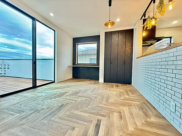 【リビング】暮らしのステージを彩り、心からのやすらぎと満足感を与えてくれます。通風と採光を考慮したリビングは地域の鼓動を感じながらお寛ぎ頂くことが可能です。