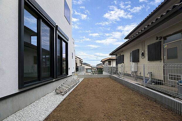 【お庭】広々としたお庭は、お子様と遊ぶのに十分な広さがあります