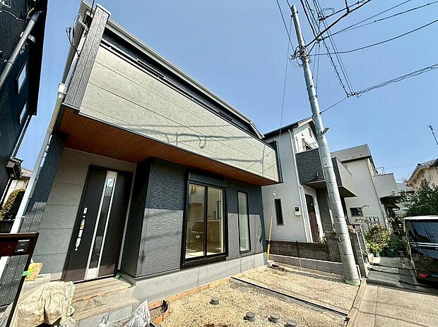 【現地外観写真】駐車場がしっかり確保されており、家族の生活動線を妨げない設計です。