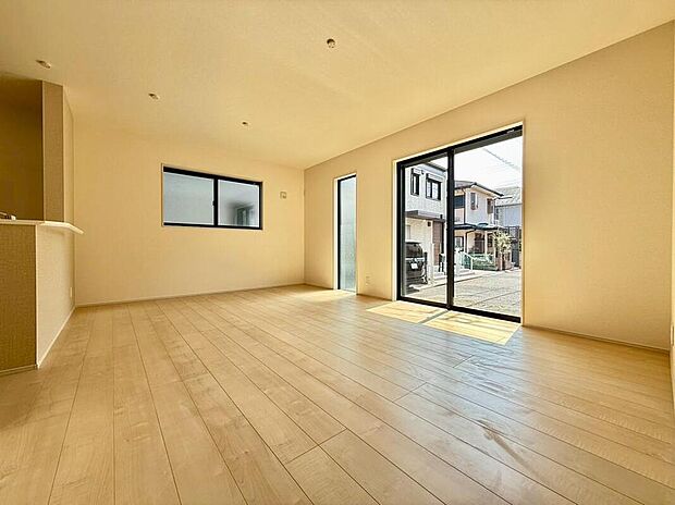 【リビング】南向きで二面採光のLDKは明るく、居心地が良く、家族団らんにぴったりの空間です。