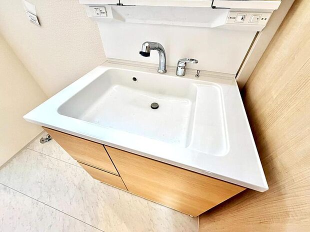 【洗面台・洗面所】洗面所内に十分な広さがあり、家族で同時に使ってもストレスの少ない間取りです。