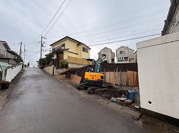 【前面道路含む現地写真】前面道路は、お車の出し入れがしやすい開放的な幅員を確保。現地周辺は落ち着いた住環境です。