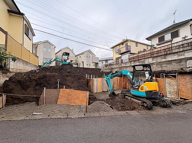 【前面道路含む現地写真】家族の未来の第一歩をここから。子育てに嬉しい住環境です♪