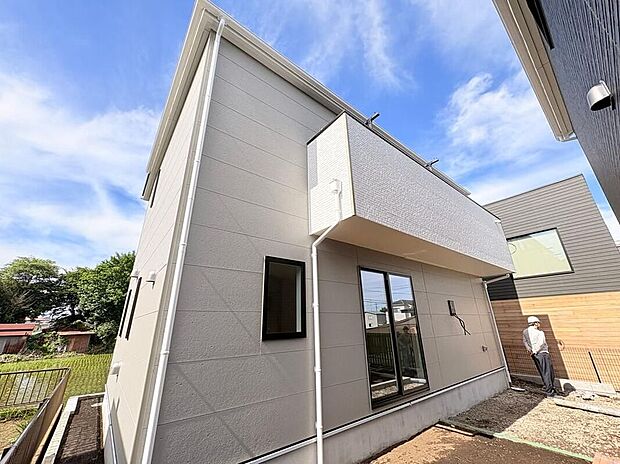 【現地外観写真】清潔感のある白い外観が、住まい全体をやわらかく包み込む一邸。街並みに自然と馴染みながら、さりげない存在感を放ちます。