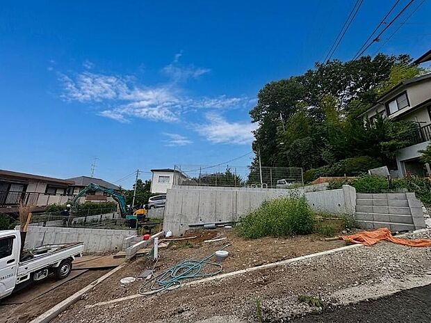 【現地外観写真】緑や落ち着いた戸建て街が広がる、のびのびとした周辺環境。この場所だからこそ叶う、心安らぐ静かな暮らしをぜひ現地でご体感ください。