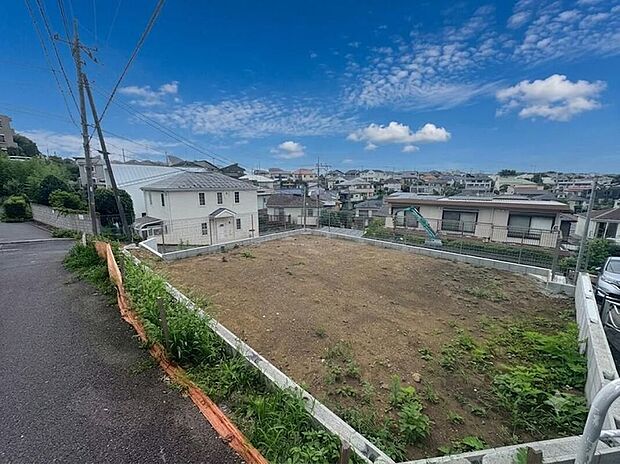 【現地外観写真】どこまでも広がる青空と、心地よい光と風が通り抜ける贅沢な立地。
毎日見上げる空が愛おしくなるような、開放感あふれる住環境です。この爽やかな現地の雰囲気をぜひ体感してください。