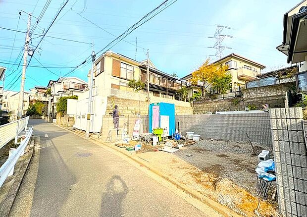 カースペース2台可 !大型車と小型車を並列駐車できる土地41坪超のゆとり♪