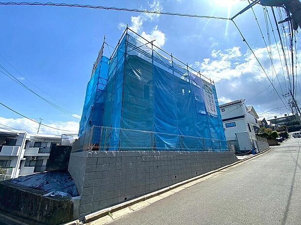 お子様との暮らしに嬉しい4LDKと広い敷地。3台分の駐車場は夏場のプール遊びにも最適です。最高等級の耐震性能が、大切な家族の日常を長く、優しく守り続けます。