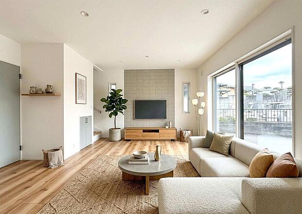 奥行きある19.75帖LDK、家族の気配を感じる心地よさ。※画像は実際の室内写真をもとに、家具・調度品の配置例をCG合成したもので、実際とは多少異なります。また、家具等は販売価格に含まれません。