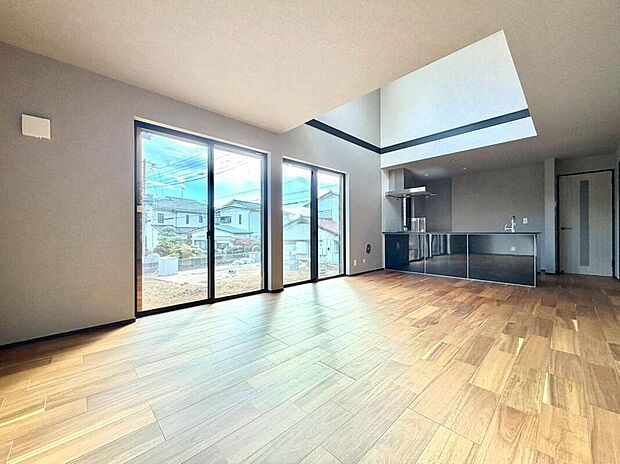 【リビング】窓を大きくとり、光溢れる明るいLDK。