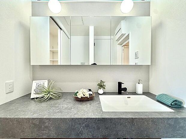 【洗面台】 ワイドな鏡と収納を備えた洗面化粧台。収納たっぷり、スッキリと見映えの良い空間に拵えました。