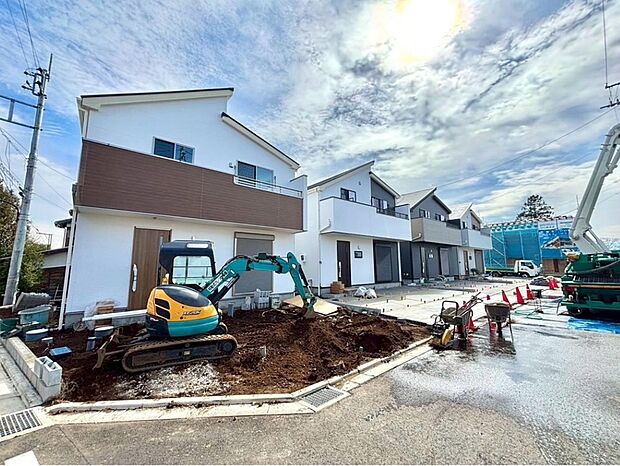 【前面道路含む現地写真】都市近郊で通勤通学に便利！緑豊かな落ち着いた住宅地で家族の暮らしを大切に過ごせます♪