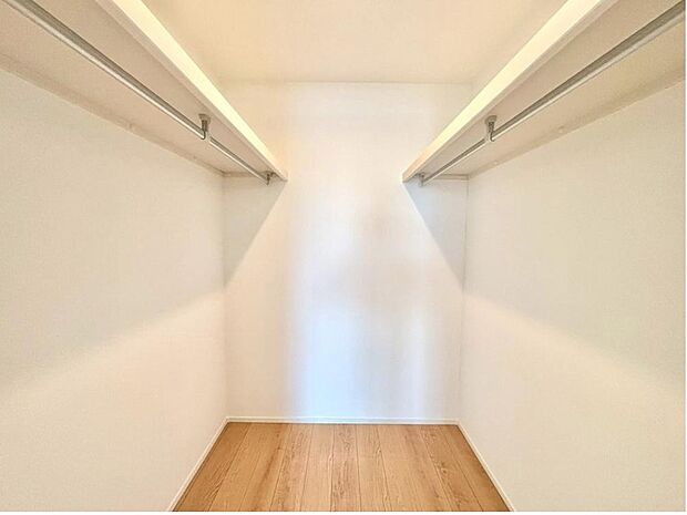 【収納】収納豊富なウォークインクローゼットは衣替えも楽々、お子さまの成長に合わせて増える思い出の品も見やすく収納できますね。