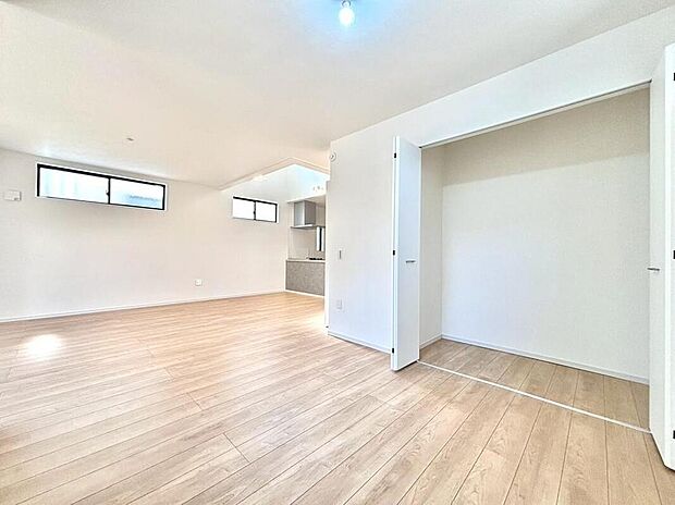 【リビング以外の居室】大きな窓からたっぷりと陽光が注がれる明るい空間。家族の成長に対応できる永住仕様の間取り。