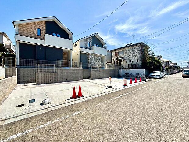 【前面道路含む現地写真】並列3台駐車可能なカースペースを確保