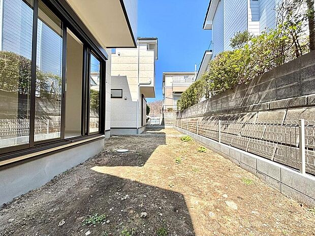 【庭】お庭が道路に面していないので、人目を気にせずプールなどでお子様を遊ばせられます!