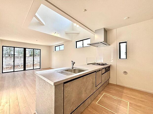 【キッチン】人気の対面キッチンは小さいお子様から目を離さずにお料理できるので安心です