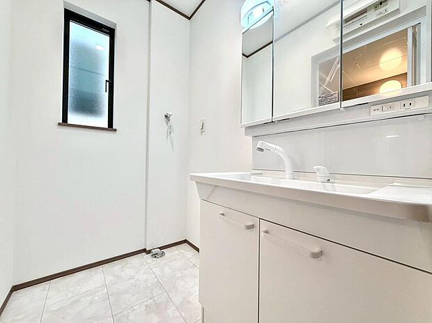 【同形状・同仕様写真(その他内観)】廊下からもLDKからも出入りできる便利な2WAY動線を採用。キッチンでの作業の合間に洗濯や身支度をスムーズにこなせる、忙しい朝の時間を助けてくれる設計です。