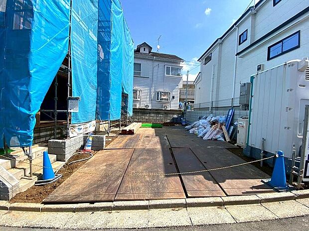 【駐車場】53坪超の敷地にカースペース並列3台分を確保。来客時や趣味のスペースとしても重宝します。前面道路も広く、大型車でもストレスなく出し入れできるゆとりが魅力です。