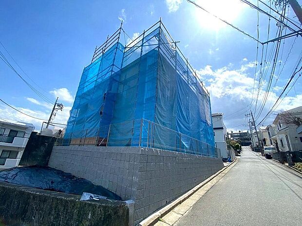 【前面道路含む現地写真】整備された歩道と広い前面道路に面した整形地。周辺交通量も少なめで、ハイルーフ車も並列3台以上、ゆったりと駐車可能です。平坦地なので、日々の出庫もストレスなく行えます。