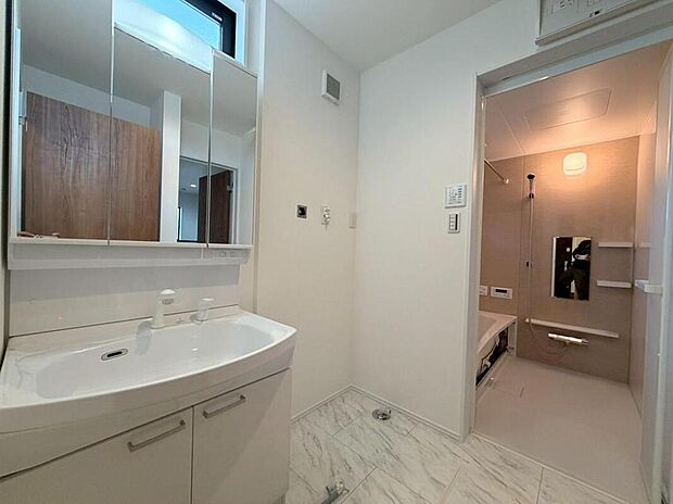 【洗面】小窓からの明かりが入り、清潔で明るい洗面脱衣室。洗面化粧台は、豊富な収納を備えたシンプルなデザイン。毎日、快適に使うことができます♪