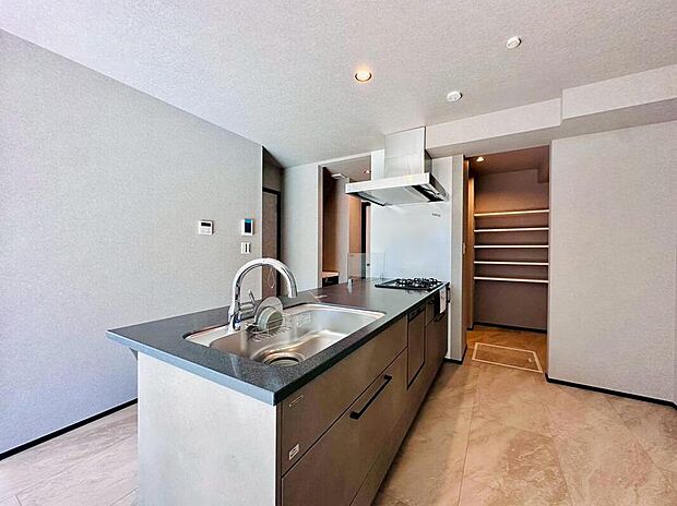 ◇◆キッチン◆◇
ゆとりあるカウンターを備えた対面キッチン。リビングとの一体感があり、明るく開放的な空間です。奥にはパントリーがあり、収納力にも優れた使い勝手の良い設計です。