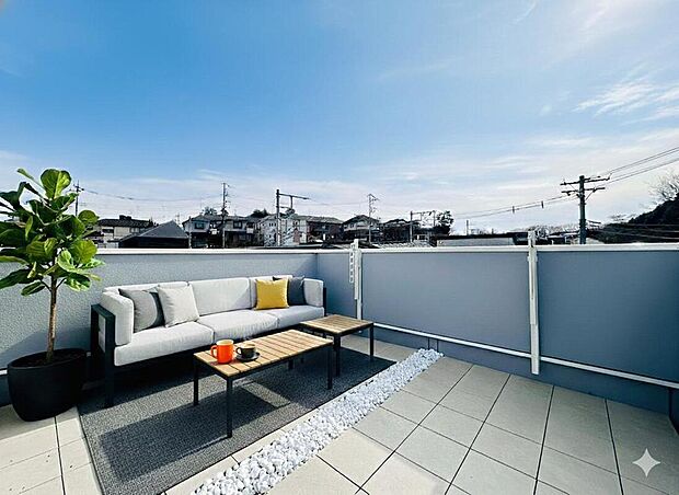 ◇◆スカイバルコニー◆◇ チェアに腰掛け星空を眺めながらほっと一息。そんな暮らしが叶う一邸です。本画像はCGで作成しており、実際に現地に家具は置かれておりません。また、価格に家具は含まれておりません。