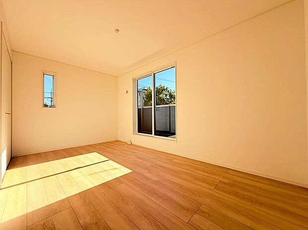 ◇◆洋室◆◇
洋室は二面採光を確保し、明るく風通しの良い快適な空間。自然光がたっぷり差し込み、居心地の良いお部屋です。各室に収納を備えており、すっきりとした住空間を保てます。