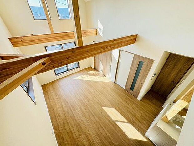 ◇◆リビング◆◇
天井高で梁がアクセントになった開放的なリビング。立体感のある空間設計で、ゆとりとデザイン性を感じられる住まいです。