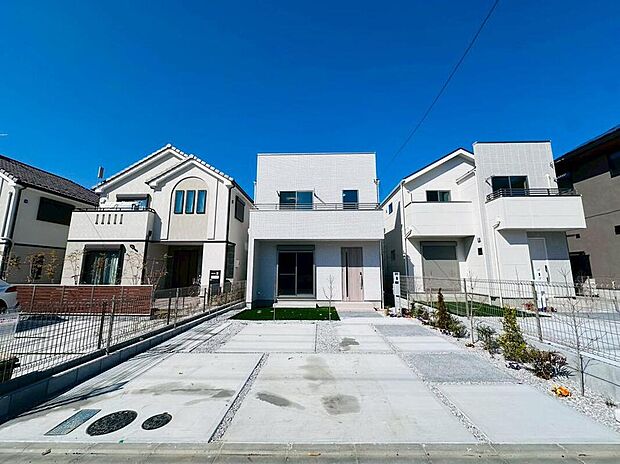 ◇◆外観◆◇
青空に映える白のタイル調外壁が美しい、モダンで洗練された外観です。スクエアなフォルムが注文住宅のような重厚感を醸し出しつつ、木目調の玄関ドアが温かみを添えています。