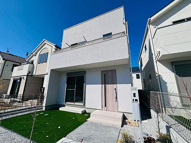 ◇◆外観◆◇
無駄を削ぎ落としたスタイリッシュな外観フォルムが、街並みの中で一際目を引きます。白を基調としたタイル調の外壁は、時間とともに移ろう光の陰影を美しく映し出します。