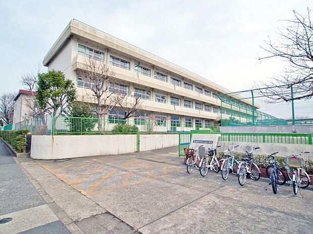 子育て世帯に嬉しい、大蔵小学校まで徒歩10分(800m)の好立地。低学年のお子様も無理なく通える距離で、毎日の登下校も安心です。落ち着いた住環境で新しい生活を。
