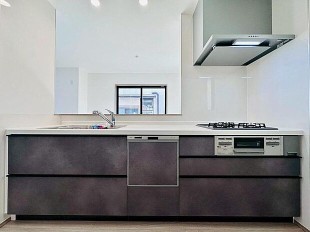 ◇◆キッチン◆◇
シックな色合いが魅力の対面式キッチン。食洗機付きで後片付けもスムーズに、食後は家族との時間をゆったり楽しめます。