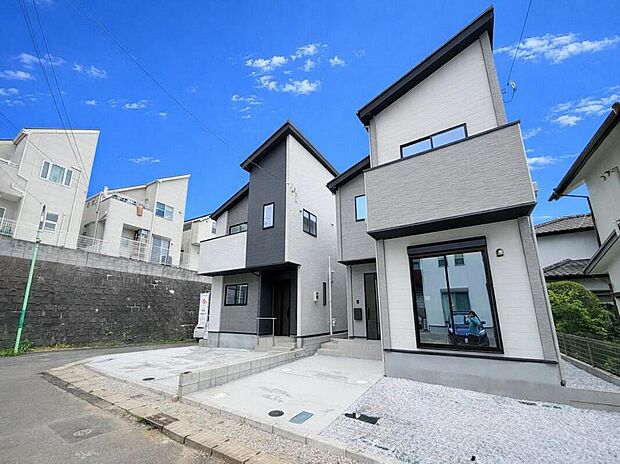 ◇◆分譲の街並み◆◇青空が広がる穏やかな住宅街に誕生した、全2棟の住まい。落ち着いた街並みに調和する上品な佇まいが魅力で、帰るたびにほっと心安らぐ暮らしを叶えます。