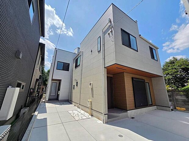 ◇◆外観◆◇空に開けた屋上空間「Sky Balcony」を備えたこだわりデザイン。1階玄関まわりも軒が深く、雨の日の出入りや荷物の出し入れもスムーズな設計です。