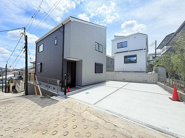 ◇◆分譲の街並み◆◇カースペースは並列2台分の広さを確保。最寄り駅も徒歩圏内にあり、毎日の通勤・通学にゆとりが生まれるだけでなく、休日のアクティブなカーライフも快適にサポートします。