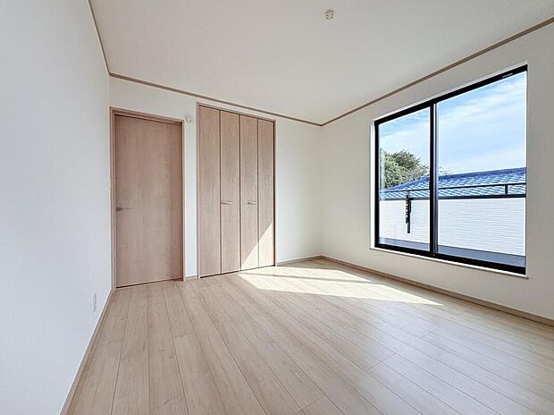 【◇◆洋室◆◇】収納付きの洋室は、衣類や日用品をすっきり整理できる使い勝手の良い空間。居室を広く保ちながら快適に過ごせ、暮らしやすさを高めてくれる機能的な一室です。