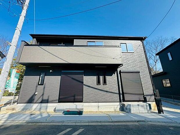 【【外観】】大きな窓にはシャッターがあり、防犯性が高いだけでなく風雨からも窓を守ります。