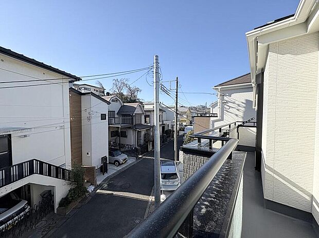 【【バルコニー】】2室から出入りできる広々バルコニー。陽当たり良好で洗濯物やお布団も良く乾きます。