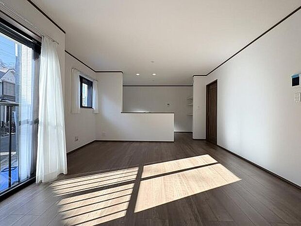 【【リビング】】対面式キッチンを採用し、リビング側からはキッチンの手元が隠れるので、すっきりとして見えます。キッチン側からはご家族の様子を見守ることができ、自然とコミュニケーションが生まれます。