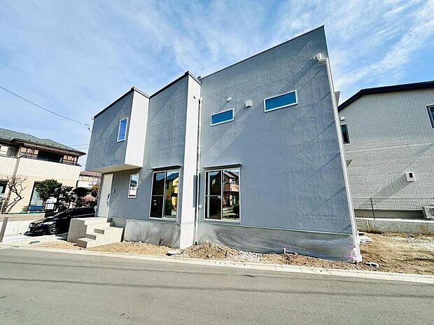 【【外観】】陽当たり・通風良好な立地で、日々、快適にお過ごしいただけます。駐車スペースは3台以上確保！来客時や増車時にも対応できるゆとりがあります。