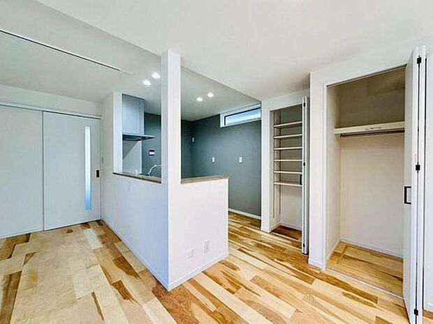 【【キッチン】】豊富な収納を備えた、対面式キッチン。食品ストックなどが収まり、すっきりときれいに保ちます。温かみを感じる木目調のフローリング、グレーのクロス、天井付近の窓、北欧風の印象を感じるインテリアです。