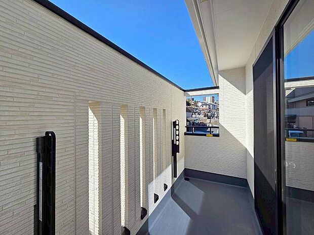 【◇◆バルコニー◆◇】南面バルコニーは陽当たり良好。高めの壁でプライバシーに配慮しながらも、隙間のあるデザインで風通しも良好。光と風を心地よく取り込める快適な空間です。