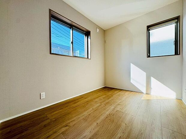 【◇◆洋室◆◇】木の温もりを感じる洋室。
シンプルだからこそ、自分好みにレイアウトやインテリアを自由に楽しめる空間です。