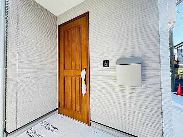 【◇◆玄関◆◇】アンティーク感のある木目玄関ドアが温かみのある印象。TVモニター付きインターホンを備えた安心のエントランスです。